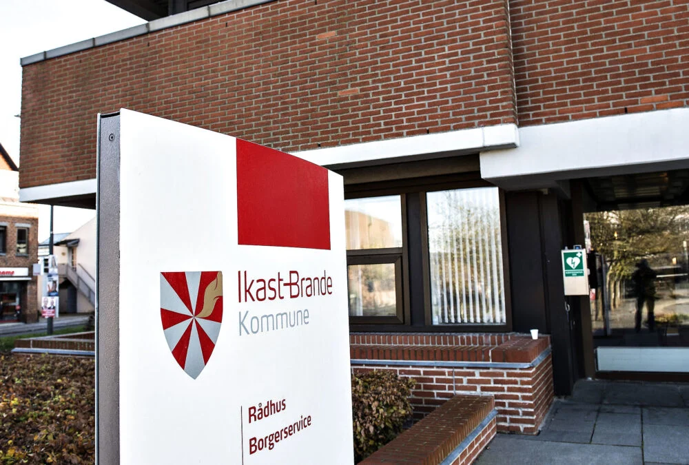 Ikast-Brande Kommune skilt ved Rådhus